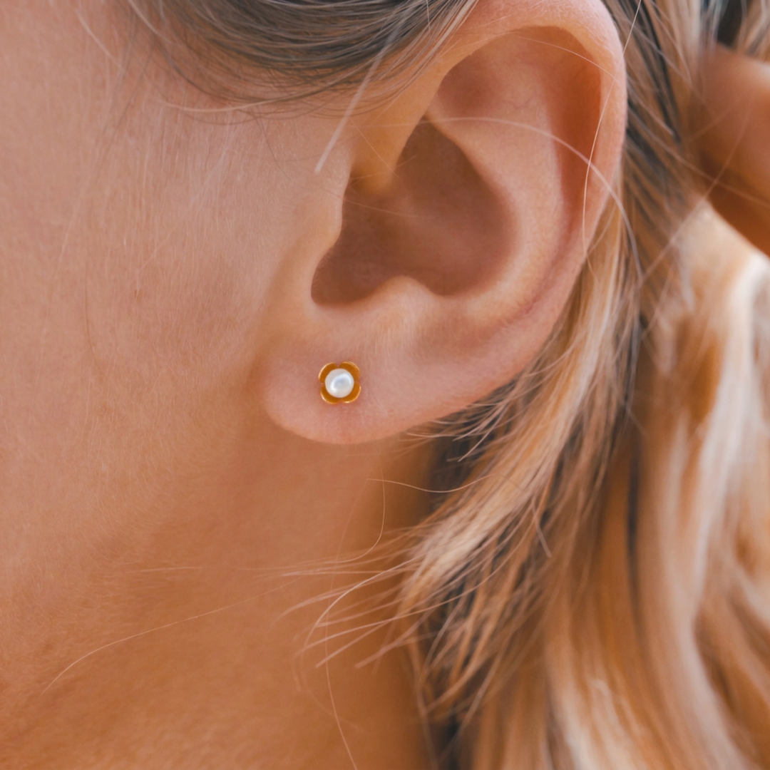 Kleine goldene Ohrringe mit Blumen und Süßwasserperlen, Perlenohrringe aus vergoldetem 925 Silber, hypoallergene Ohrstecker, wasserfest