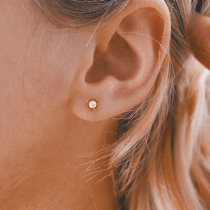 Kleine goldene Ohrringe mit Blumen und Süßwasserperlen, Perlenohrringe aus vergoldetem 925 Silber, hypoallergene Ohrstecker, wasserfest