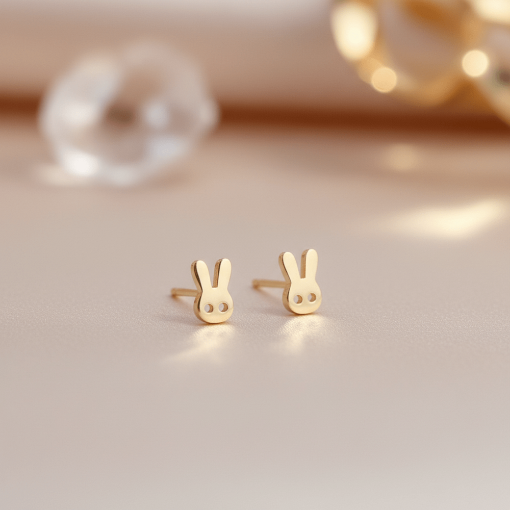 Goldene Motiv Ohrstecker mit stilisierten Hasen, Comic Hasen, aus 925 Silber für Kinder, junge Frauen und Teenager Mädchen, Einschulung, Geburtstag