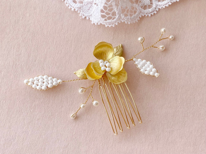 Goldene Blumen für Hochzeitsfrisur, Haarkamm gold mit Perlen von Alicia's Diary
