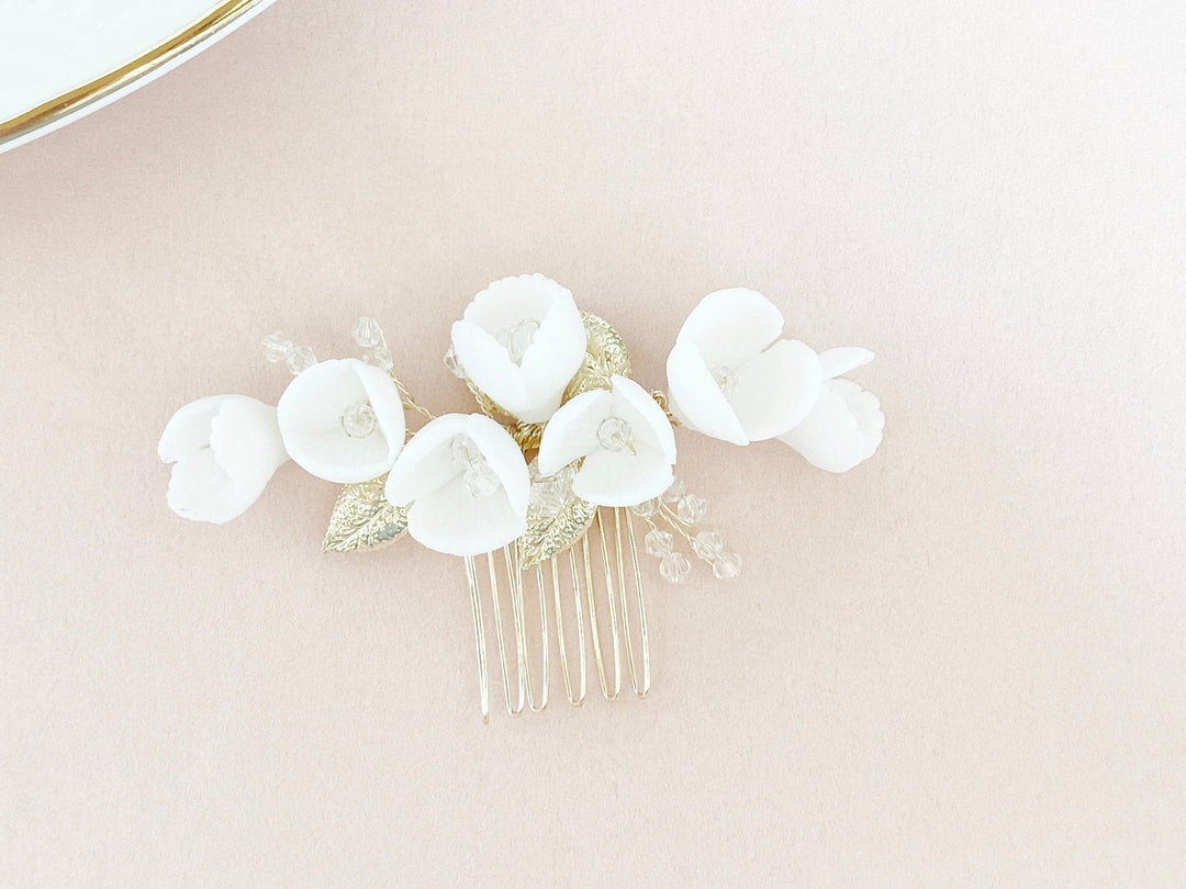 Zarter Braut Haarkamm Lori - gold mit Rocailles und zarten Blüten - kissedby.shop