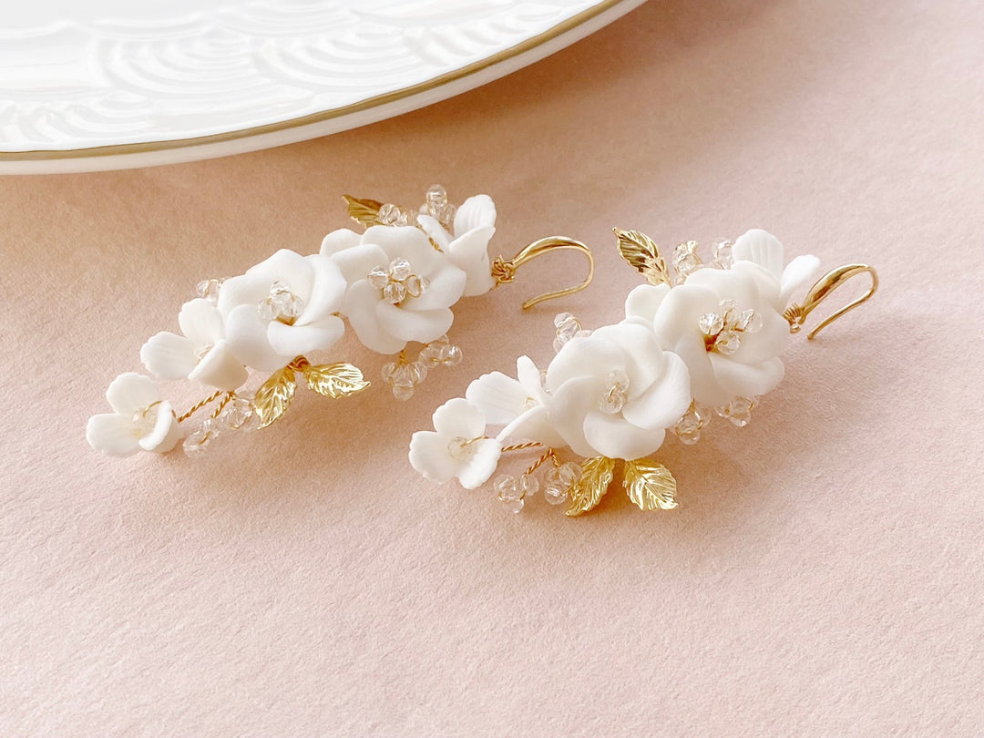 Königliche Brautohrringe mit unzähligen weißen Blumen aus dem Braut Schmuck Shop Alicia's Diary