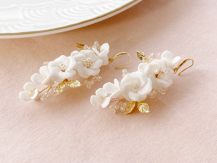 Königliche Brautohrringe mit unzähligen weißen Blumen aus dem Braut Schmuck Shop Alicia's Diary