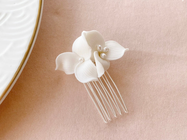 Brautfrisur mittellange und hochgestecke Haare, Brautfrisuren Accessoires von Alicia's Diary
