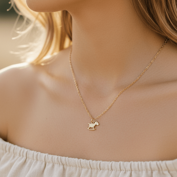Goldfill Halskette mit gestanztem Anhänger, Kette mit Pferde Charm, Schaukelpferd, Mutter-Kind-Kette von Alicia's Diary