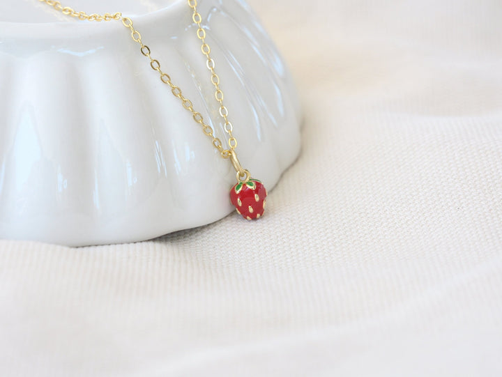 Schmuck mit Erdbeeren, goldene Halskette mit kleinem Anhänger, Sommerschmuck Inspo von Alicia&