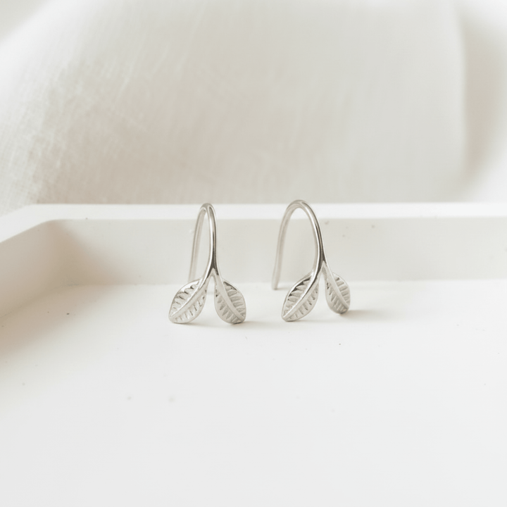 Dezente silberne Ohrhänger mit Blättern, schlichte Ohrringe aus 925 Sterlingsilber, Schmuck für junge Frauen