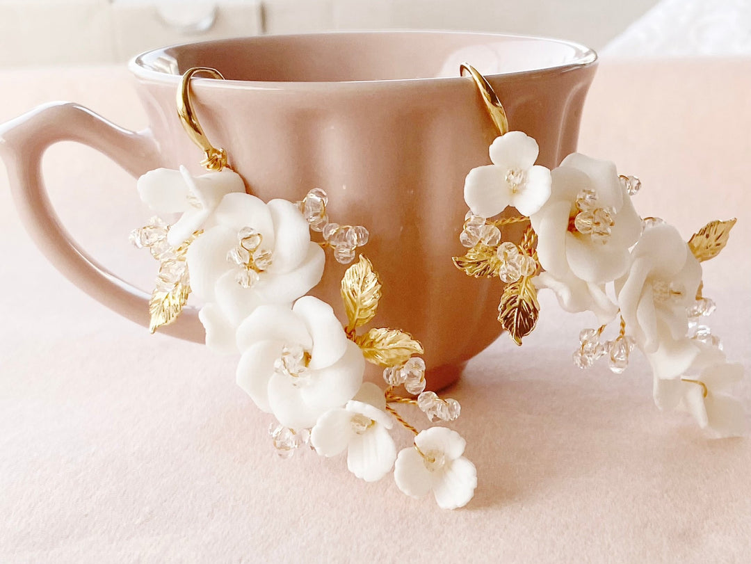 Romantische Braut Ohrhänger mit weißen Keramik Bumen und Perlchen, Brautschmuck aus dem Weeding Shop Alicia's Diary