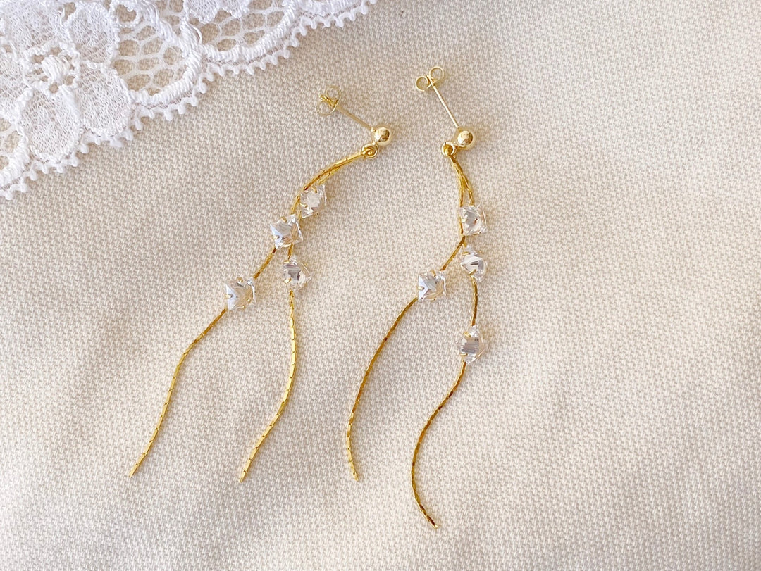 Glamouröse Braut Ohrringe, lang und gold mit Strass aus dem Brautschmuck Online Shop Alicia's Diary