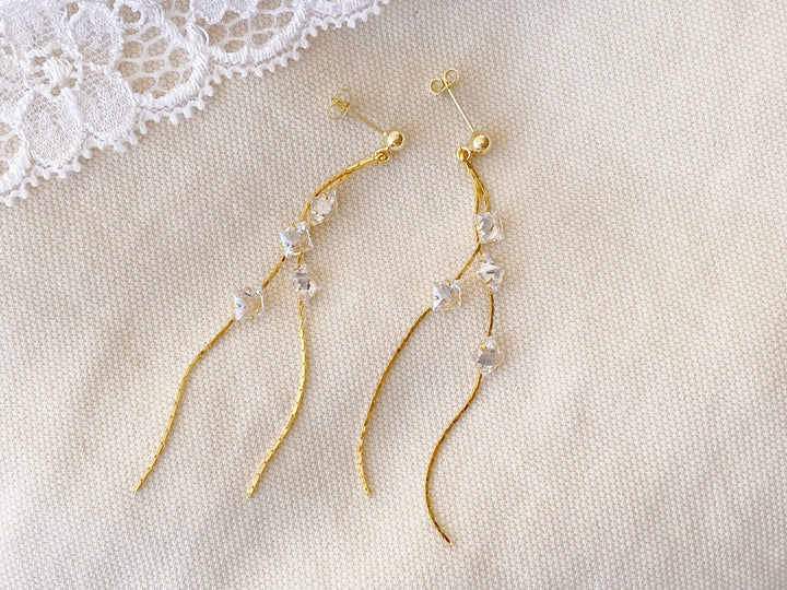 Glamouröse Braut Ohrringe, lang und gold mit Strass aus dem Brautschmuck Online Shop Alicia's Diary