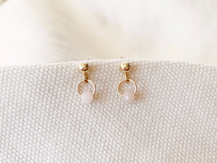 Kleine Opal Ohrstecker aus vergoldetem Silber, für Soft Summer Earcandy Ear Stacking von Alicia's Diary