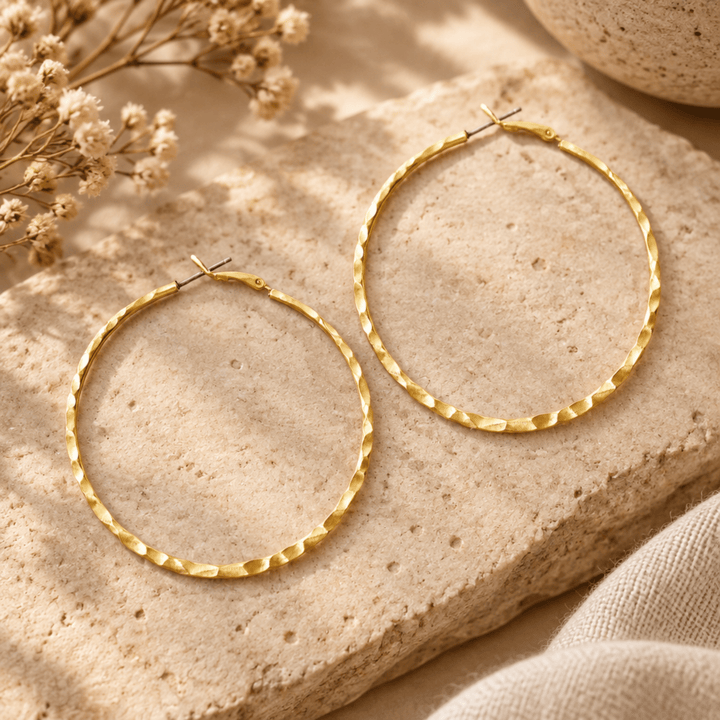 Leichte gehämmerte Creolen mattgold 6 cm, sehr große Hoops für Party und Alltag für Teenager und junge Frauen