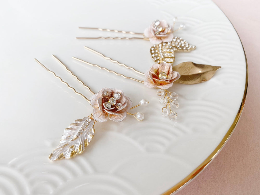 Braut Outfit Frisur Haarpin Haarschmuck mit Rosen für Gartenhochzeit, Hochzeit Zuhause, im eigenen Garten von Alicia's Diary