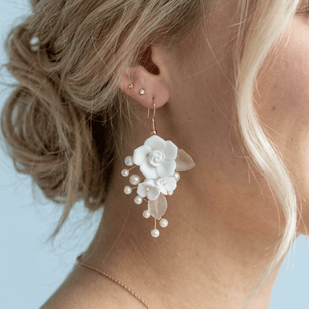 Brautohrring Rosalie mit weißen Rosenblüten getragen zur eleganten Hochsteckfrisur