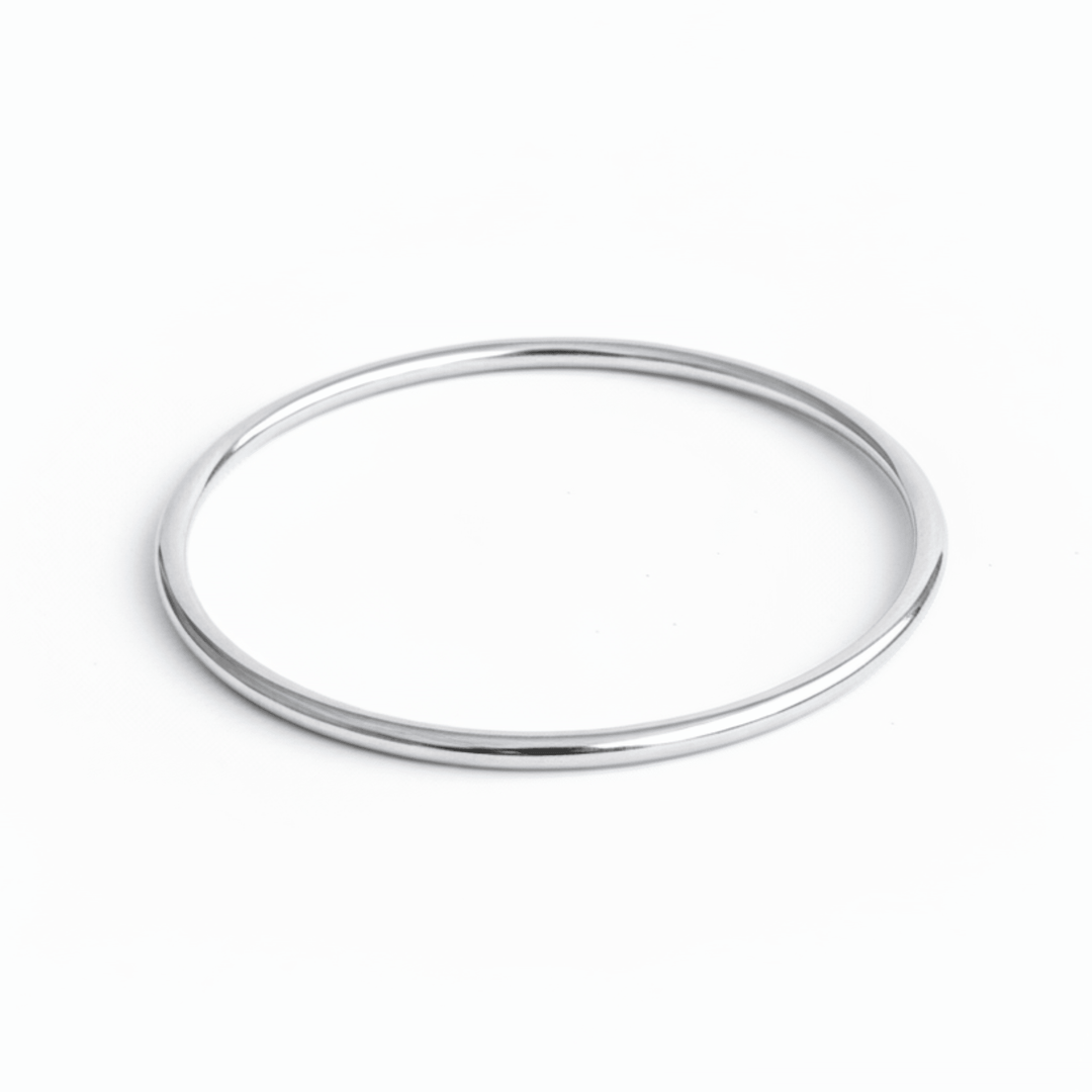 Minimalistischer Armreif silber aus Edelstahl, dezenter schlichter Bangle für kleine Frauen, wasserfester Edelstahl Schmuck der nicht verfärbt, abfärbt, anläuft