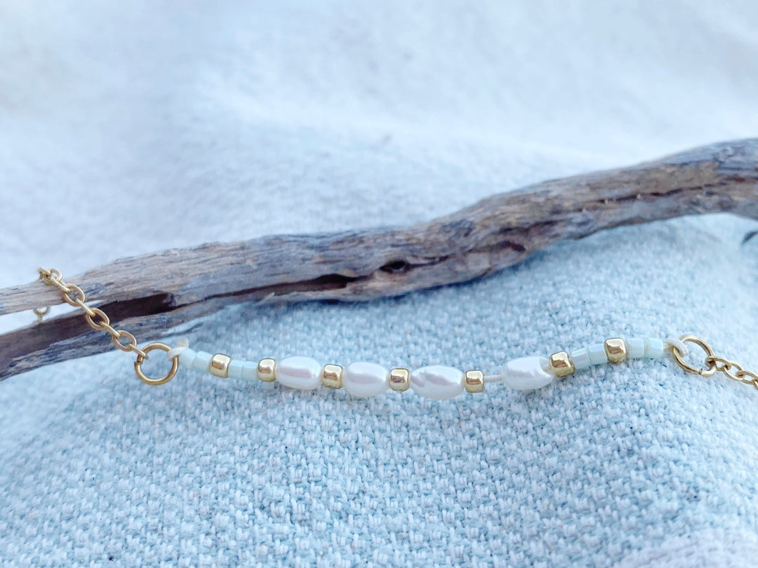 Zartes Miyuki Perlen Armband mit Edelstahl Kette, wasserfest, boho Sommerschmuck für Bracelet Stacking von Alicia's Diary