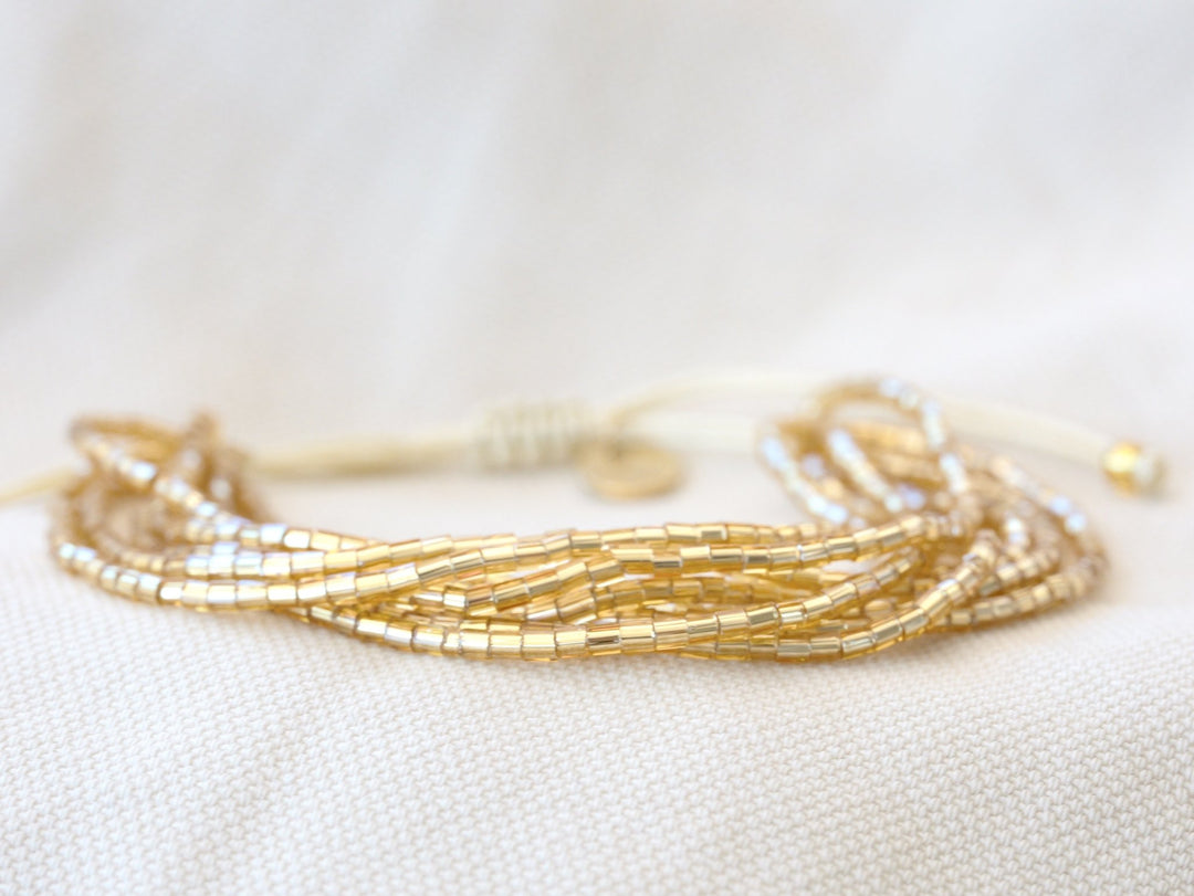 Goldenes Miyuki Perlenarmband mit mehreren Lagen, Reihen, Stapelarmband, Sommerschmuck von Alicia's Diary