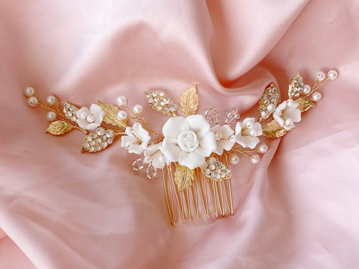 Goldener Haarkamm mit weißen Rosen für die moderne ältere Braut, hochwertig und handgemacht von Alicia's Diary