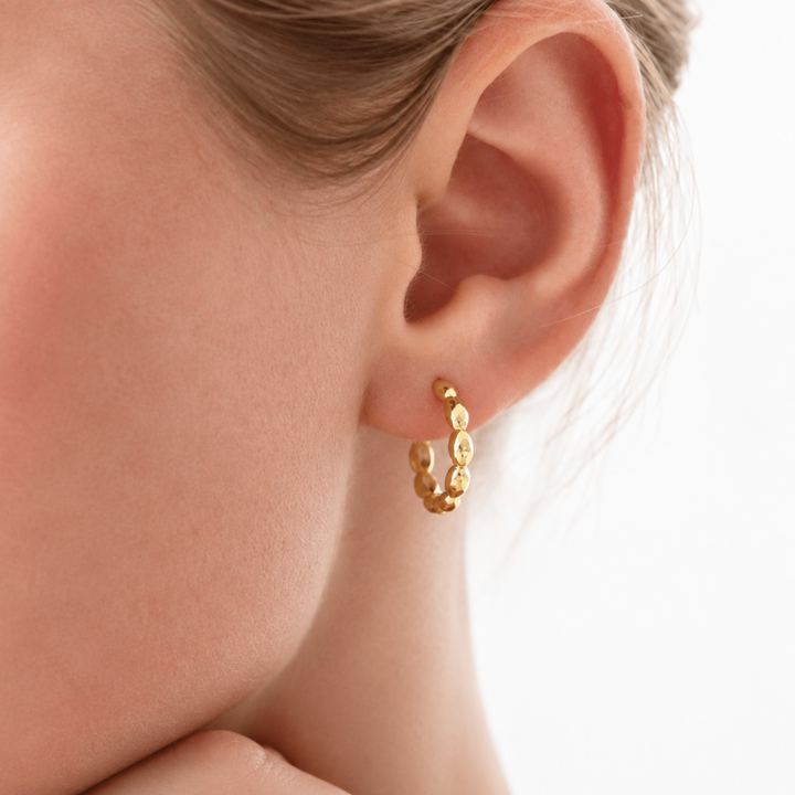 Vergoldete Sterling Silber Ohrringe, goldene Boho Creolen mit Kugeln, mittelgroße Creolen, schöne Gold Ohrringe für Frauen