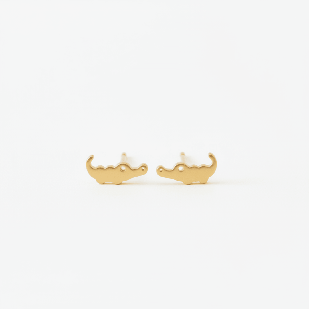 Goldene Motiv Ohrstecker mit Krokodilen, minimalistische Tier Ohrringe aus gebürstetem Silber vergoldet