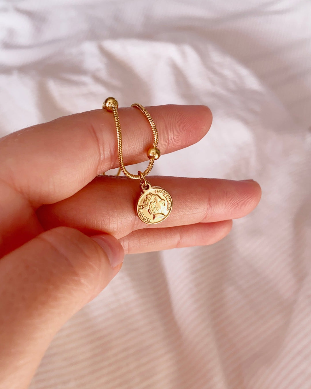 Goldenes Edelstahlschmuck Armband mit Münz Charm aus wasserfestem Edelstahl mit Kugeln, Schlangenarmband für junge Frauen und Mädchen