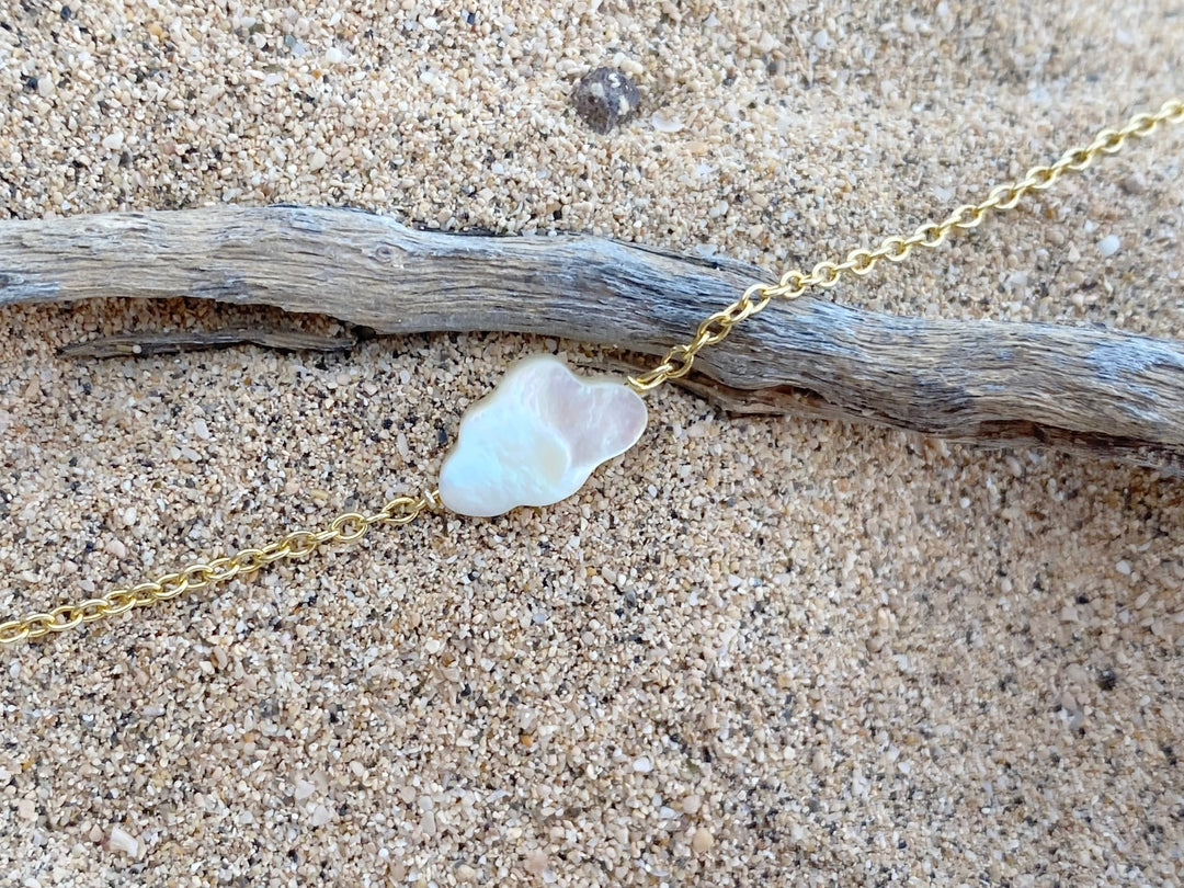 live getestet: goldenes Perlmutt Armband im Sand am Meer von ALICIA'S DIARY®