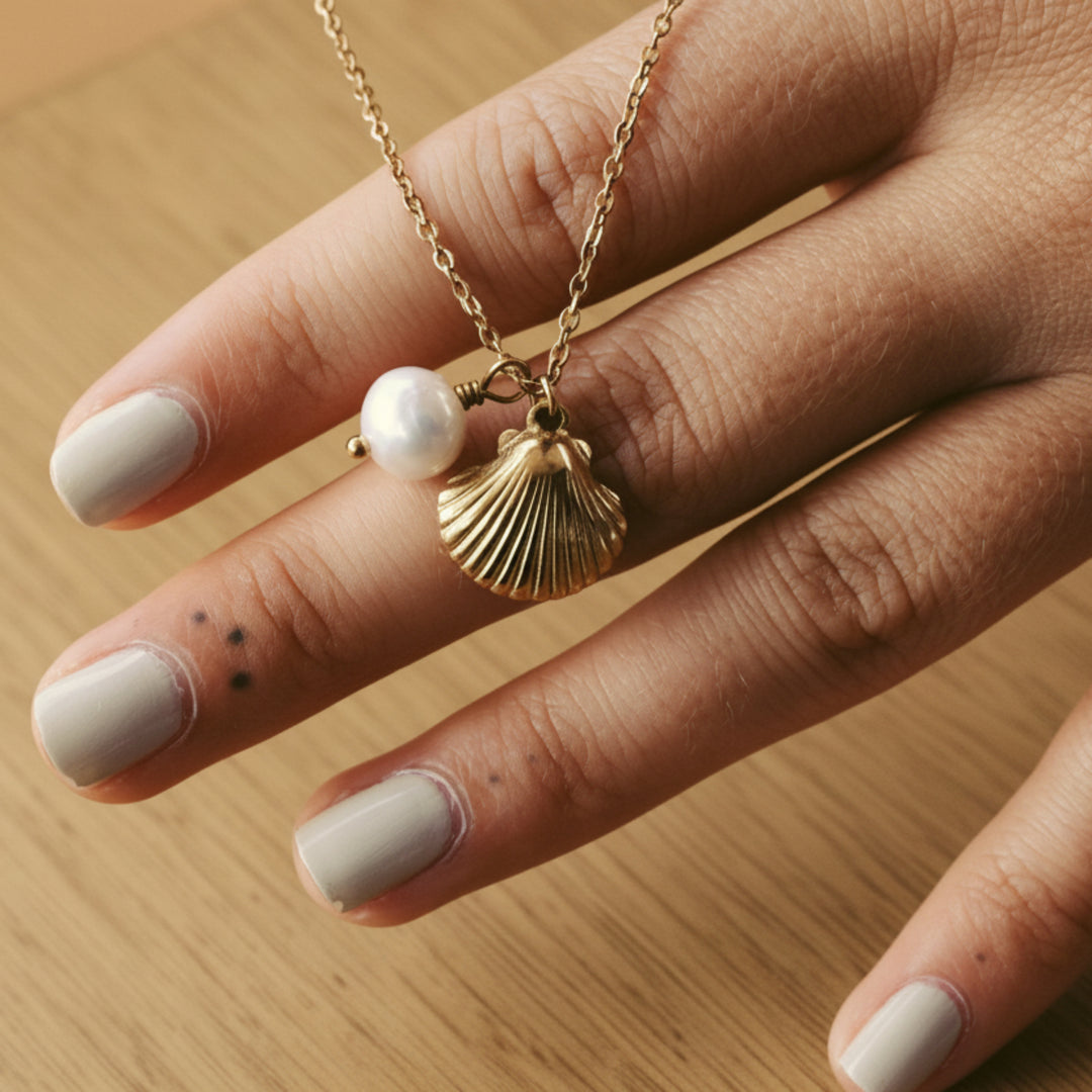Finger Tattoo, grauer Nagellack, Schmuck mit Muschel-Anhänger, Halskette aus Edelstahl gold