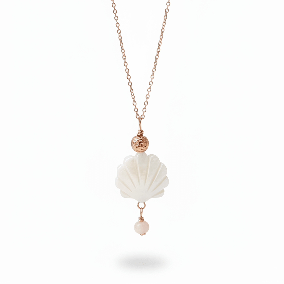 Handgemachte Halskette aus rosévergoldetem Silber mit Lavastein-Perle aus Lava und Perlmutt Muschel, Beach Style Inspo von Alicia's Diary