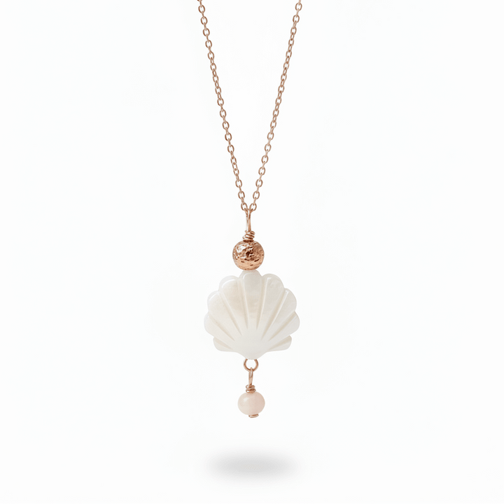 Handgemachte Halskette aus rosévergoldetem Silber mit Lavastein-Perle aus Lava und Perlmutt Muschel, Beach Style Inspo von Alicia&