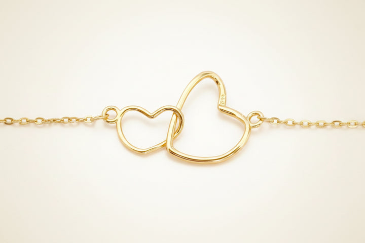 Herezschmuck Inspo: Goldene Halskette mit zwei ineinander verschlungenen Herzen, ein großes Herz und ein kleines Herz, Schmuckgeschenke von Alicia&