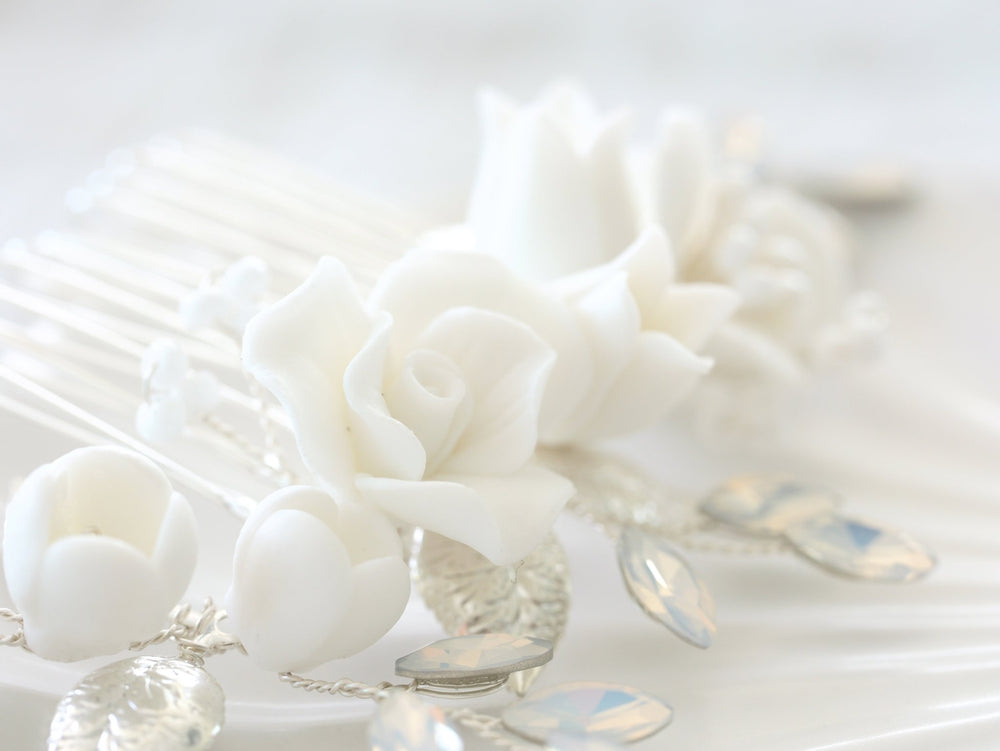 Gros plan du peigne de mariée Marie avec boutons de fleurs blancs et cristaux bleu clair