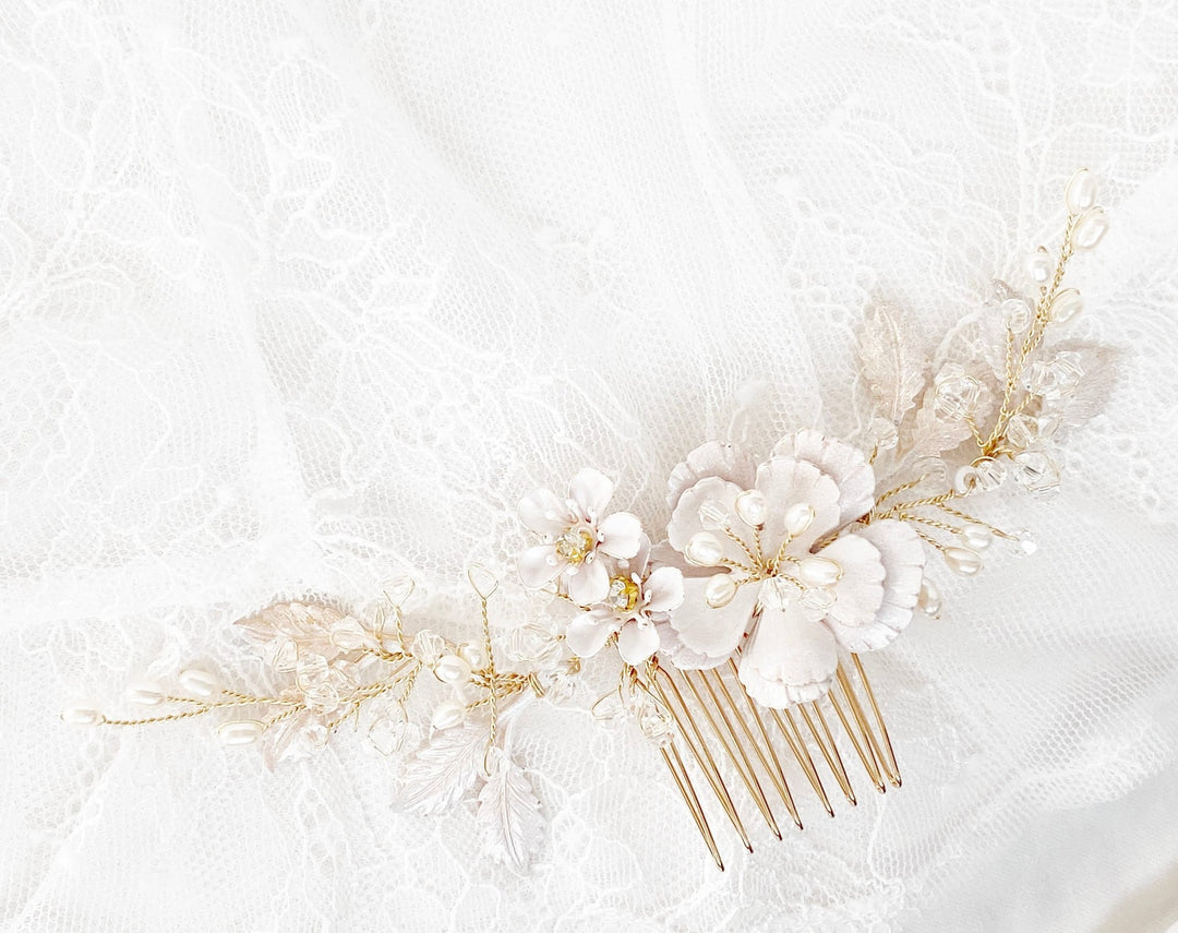 Braut Haarschmuck Kamm mit Perlen, Blumen und Glitzer von ALICIA'S DIARY