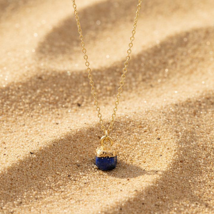 Goldene Naturschmuck Halskette mit naturbelassenem blauen Stein, dunkler Lapislazuli Schmuck aus dem Alicia&