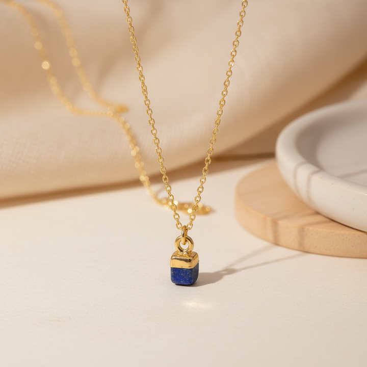 Naturschmuck Inspo: Dezente goldene Halskette mit naturbelassenem blauen Stein, dunkler Lapislazuli Schmuck aus dem Alicia&