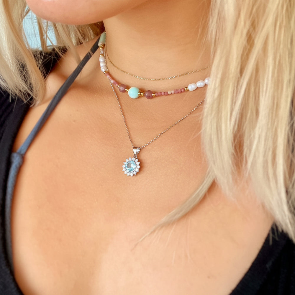 Silberne Vintage Halskette, dünne Goldkette, Natursteinperlen Kette  n blonder junger Frau mit dunkelblauem Bikini, Necklace Stack gold Inspo
