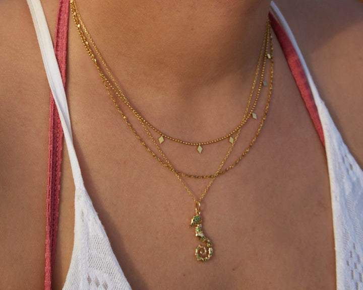 Halsketten Stacking Inspiration, weißes Kleid, pinker Bikini, Schmuck von Alicia&