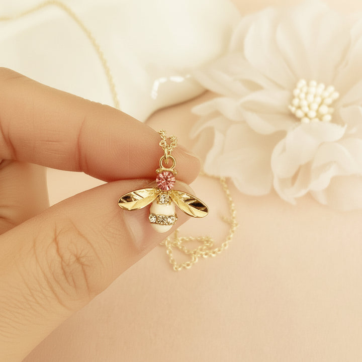 Goldene Halskette mit Insekt Anhänger, Honigbiene Charm, Biene, rosa Kristall, Glitzerkette für Mädchen, Kinderschmuck von Alicia&