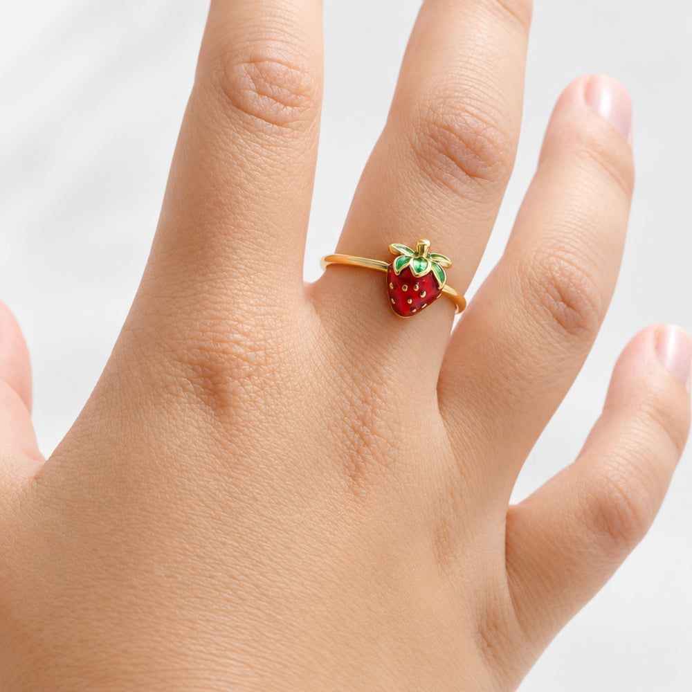 Erdbeer Ring für Kinder aus vergoldetem Messing, süßer Kinderschmuck für kleine Mädchen, Schmuck Geschenk Idee Kinder Einschulung Geburtstag