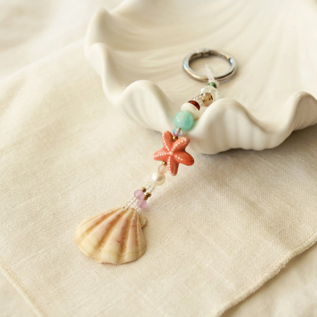 Muschel Schlüsselanhänger mit Perlen und kleinem roten Seestern, Taschenanhänger für Schultasche, Strand und Alltag