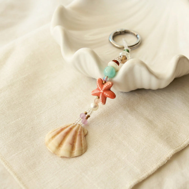 Muschel Schlüsselanhänger mit Perlen und kleinem roten Seestern, Taschenanhänger für Schultasche, Strand und Alltag