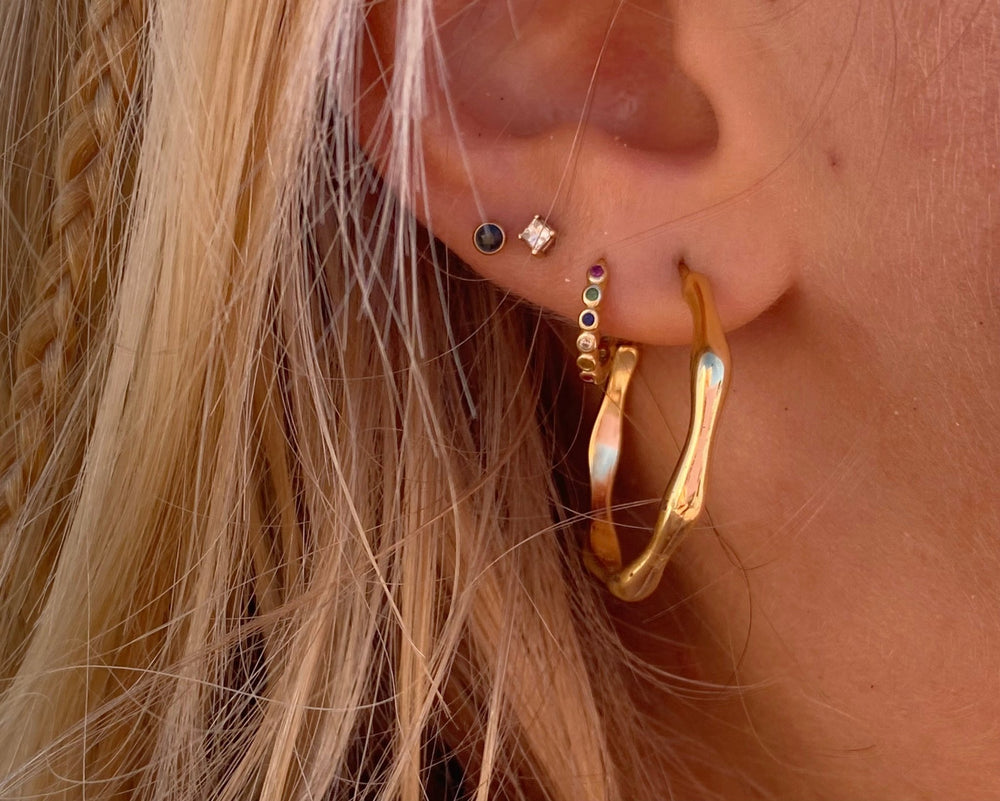 Schlichte Ohrringe Gold mittelgroß, Ohrring Hoops mit organische Form, Ohrring Stack gold, C-Cuff Creolen von Alicia's Diary