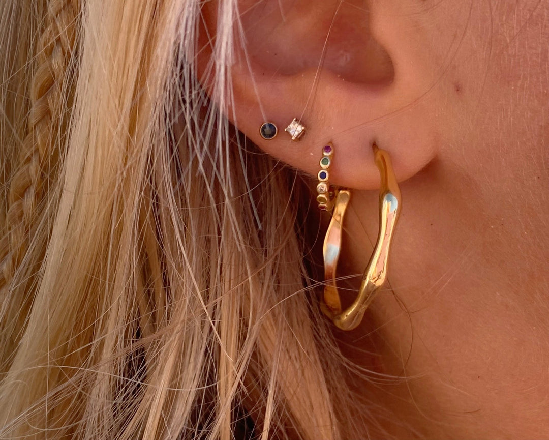 Schlichte Creolen Gold mittelgroß, Ohrring Hoops mit organische Form, bunter Ohrring Stack - ALICIA'S DIARY