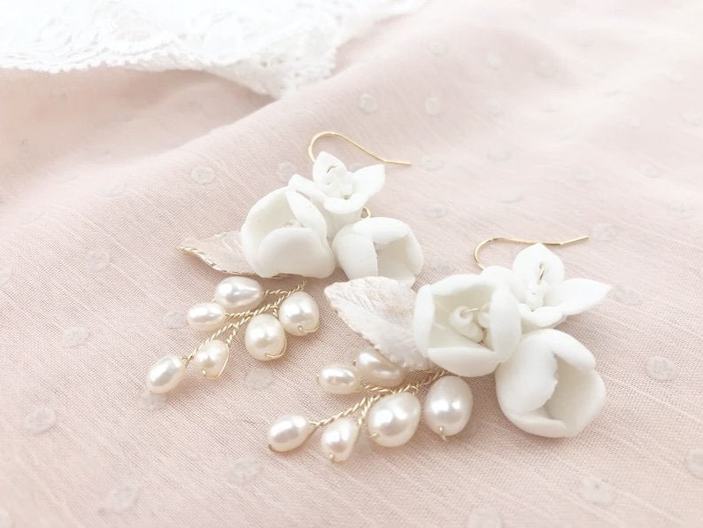 Ohrringe Hochzeit boho hangearbeitet mit Perlen und weißen Porzellan Blumen - ALICIA'S DIARY