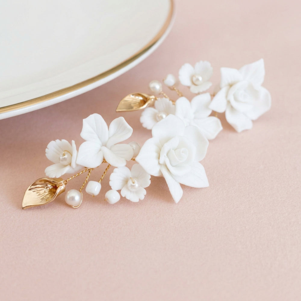 Romantischer Braut Ohrring Marie mit weißer Blumenkaskade und schimmernden Perlen