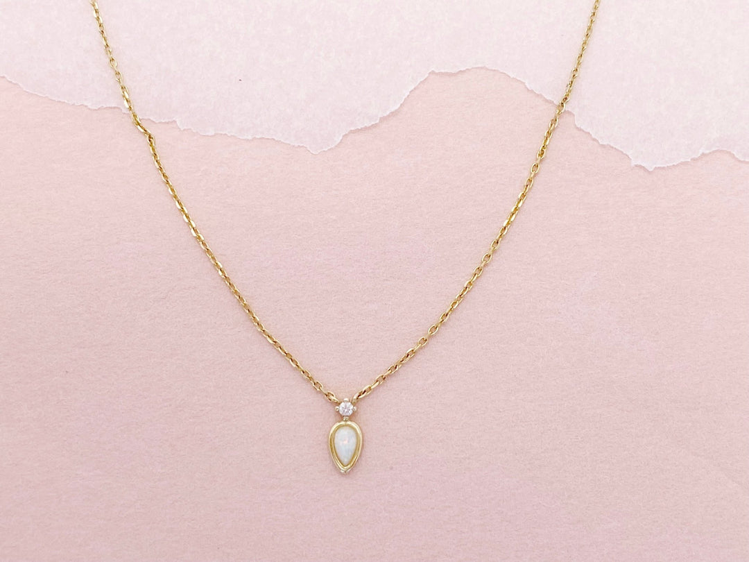 Opal Halskette mit Tropfen Anhänger in Gold - ALICIA'S DIARY