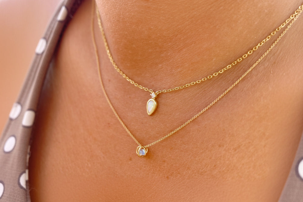 Opal Halskette Gold mit tropfenförmigem Anhänger und Zirkon, Beach Girl Style, Schmuck insp von Alicia's Diary