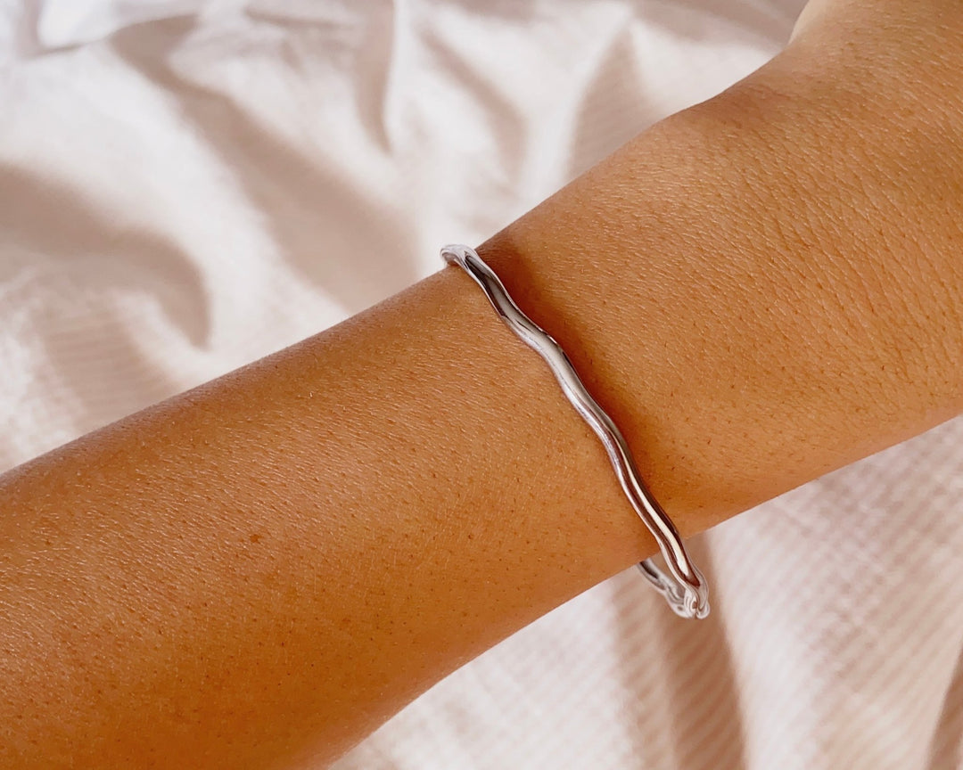 Welcher Schmuck für Allergiker? Organisch geformter Armreif Silber, Wellen Armreif silber für junge Frauen