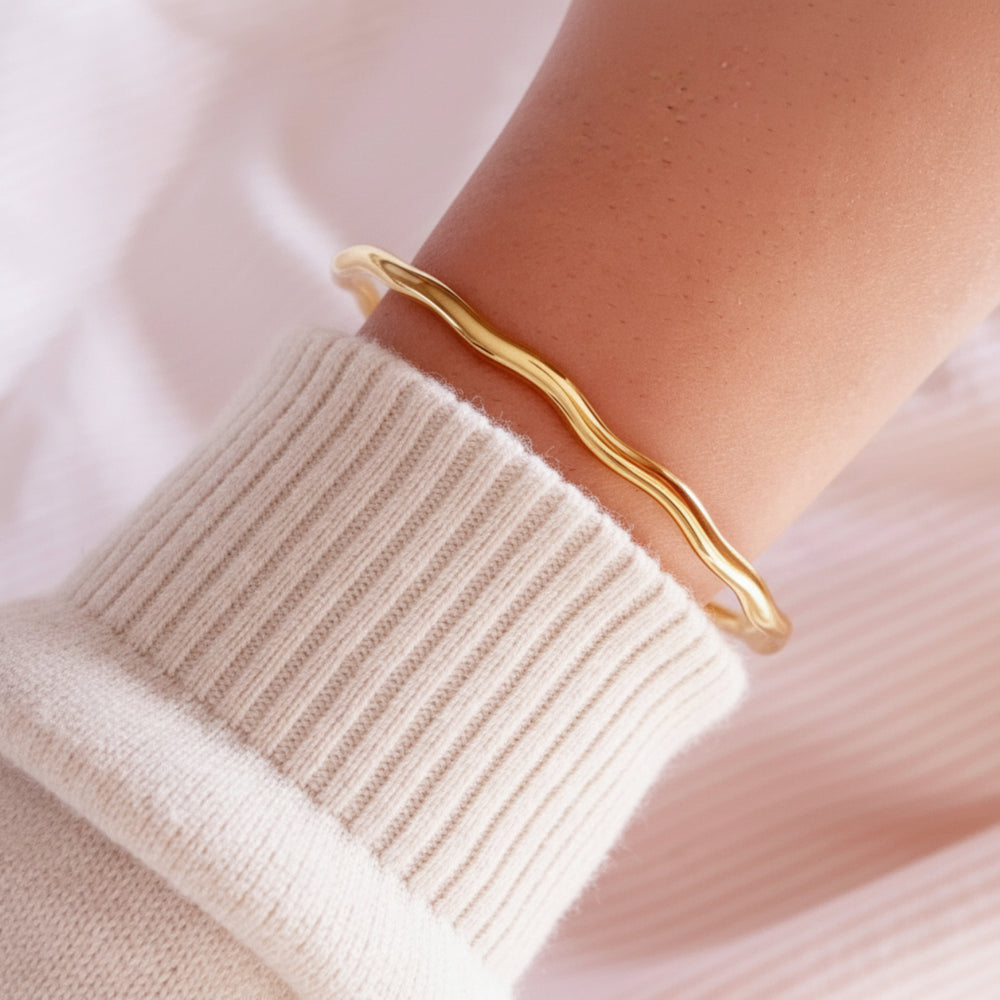 Brazalete de acero inoxidable con forma orgánica, brazalete dorado impermeable para mujer, joyería hipoalergénica fabricada en Alemania.