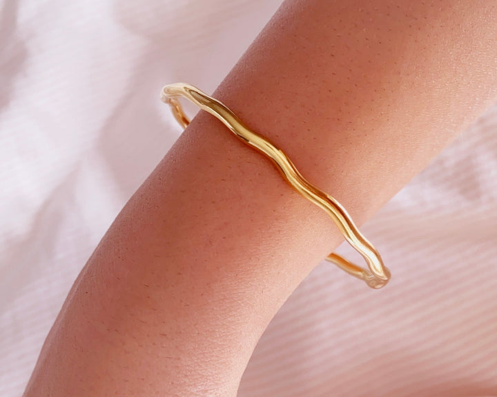 Organisch geformter Armreif aus Edelstahl, wasserfester Gold Armreif für Damen hypoallergener Schmuck aus Deutschland