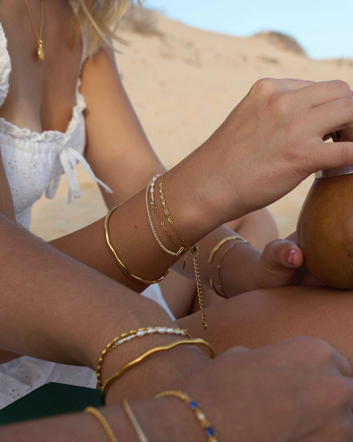 Wasserfester und robuster Armreif mit organischer Form aus Edelstahl von der salzwasserfesten Schmuck Marke Alicia's Diary